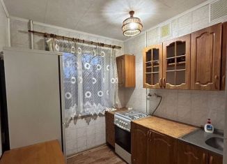 Продам трехкомнатную квартиру, 48 м2, Старый Оскол, микрорайон Интернациональный, 17