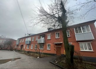 Сдаю 2-ком. квартиру, 42 м2, Серпухов, улица Возрождения, 1