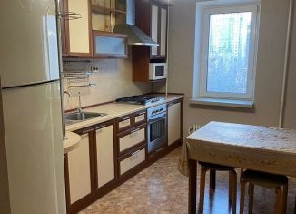 Сдается трехкомнатная квартира, 65 м2, Казань, улица Академика Парина, 8