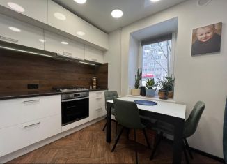 Продается 1-ком. квартира, 32 м2, Переславль-Залесский, улица Разведчика Петрова, 1