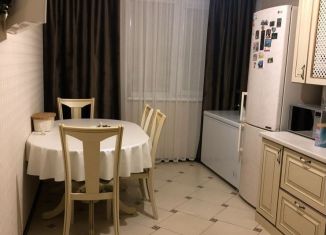 Продам 3-ком. квартиру, 74 м2, Армавир, улица Матвеева, 40