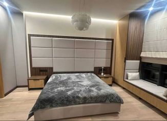 Сдам 3-ком. квартиру, 80 м2, Ростов-на-Дону, улица Максима Горького, 120