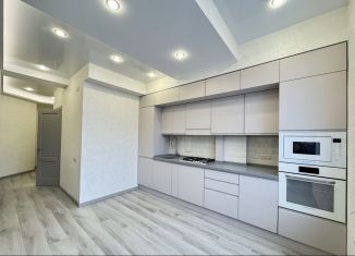 Продаю 2-ком. квартиру, 75 м2, Нальчик, улица Нахушева, 40, район Центр