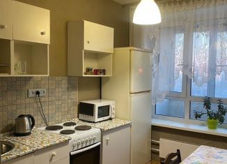 Сдается в аренду 3-комнатная квартира, 59 м2, Тольятти, Революционная улица, 56