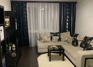 Продаю 3-комнатную квартиру, 63 м2, поселок городского типа Угловка, Советская улица, 2