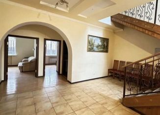 Сдается в аренду дом, 200 м2, Астрахань, 3-я Земляничная улица, 10