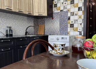 Сдается в аренду двухкомнатная квартира, 52 м2, поселок городского типа Шерегеш, улица Гагарина, 26