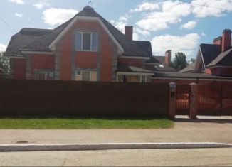 Продаю дом, 230 м2, посёлок городского типа Медведево, улица Кирова, 10