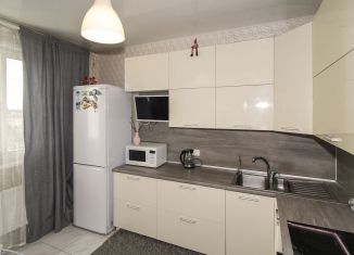 Продаю 3-ком. квартиру, 76 м2, Тюмень, улица Бакинских Комиссаров, 3к1, ЖК Жуков