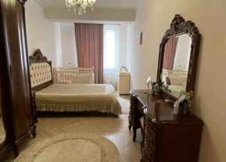 Продажа 3-ком. квартиры, 87 м2, Каспийск, проспект Акулиничева, 33А