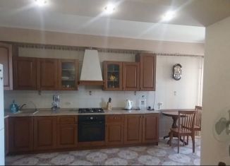 Продаю однокомнатную квартиру, 61 м2, Малоярославец, улица Парижской Коммуны, 10