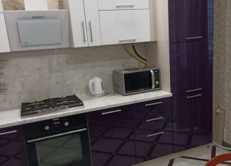 Сдаю 2-ком. квартиру, 70 м2, Новороссийск, улица Серова, 17