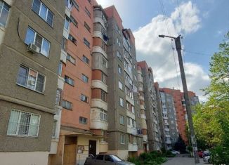 Продаю пятикомнатную квартиру, 100 м2, Нальчик, улица Тарчокова, 54, район Горная