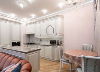 Сдается 3-ком. квартира, 110 м2, Санкт-Петербург, Миллионная улица, 17, Миллионная улица