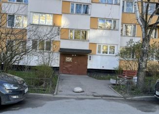 Продается 2-комнатная квартира, 48.4 м2, Санкт-Петербург, улица Маршала Захарова, 15, метро Проспект Ветеранов