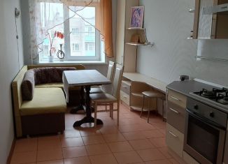 Сдается в аренду двухкомнатная квартира, 66.5 м2, Валдай, Песчаная улица, 20