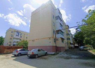 Продается трехкомнатная квартира, 70 м2, Крымск, улица Карла Либкнехта, 4