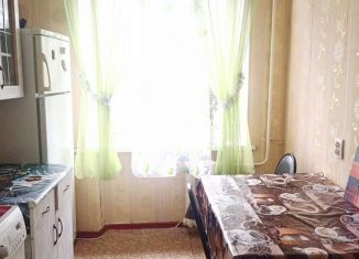 Сдается в аренду двухкомнатная квартира, 45 м2, Азов, улица Мира, 7