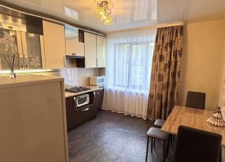 Сдается 2-комнатная квартира, 60 м2, Валдай, улица Радищева, 31