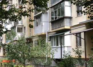 Сдается в аренду трехкомнатная квартира, 57 м2, Краснодар, улица Курчатова, 4, микрорайон ЗИП