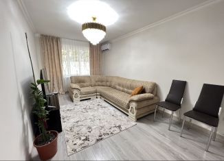 Сдается в аренду трехкомнатная квартира, 65 м2, Грозный, бульвар Султана Дудаева, 13, 1-й микрорайон