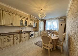 Сдам в аренду 3-ком. квартиру, 105 м2, Армавир, улица Советской Армии, 80