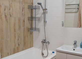 Сдаю в аренду 1-ком. квартиру, 44 м2, Тюмень, улица Тимофея Чаркова, 87, Ленинский округ