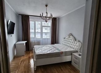 Сдается в аренду четырехкомнатная квартира, 100 м2, Сочи, Кирпичная улица, 1/1к3, микрорайон Голубые Дали