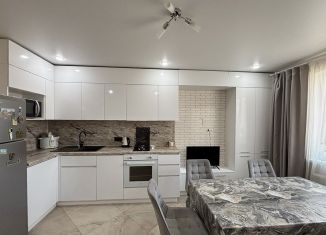 Продается трехкомнатная квартира, 77.1 м2, деревня Куюки, 14-й квартал, 3, ЖК Светлый