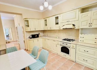 Сдача в аренду трехкомнатной квартиры, 120 м2, Сочи, улица Бытха, 4/3