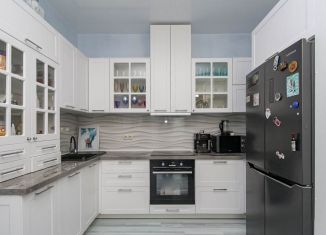 Продаю 2-ком. квартиру, 65 м2, Тюмень, улица Алексея Сергиенко, 11, Ленинский округ