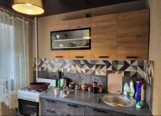 Сдается в аренду трехкомнатная квартира, 56.5 м2, Саратов, улица имени А.Н. Радищева, 18А