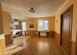 Продам 3-комнатную квартиру, 57 м2, Евпатория, улица Конституции, 3