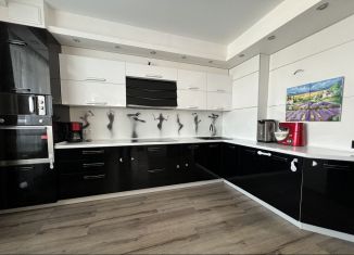 Продается 2-ком. квартира, 72.1 м2, деревня Хохряки, улица Макаренко, 15