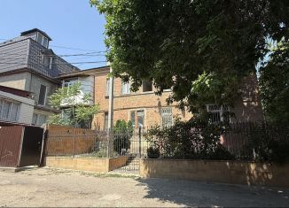 Продам четырехкомнатную квартиру, 95 м2, Махачкала, улица Буйнакского, 66