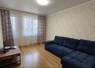 Сдам в аренду однокомнатную квартиру, 35 м2, Казань, улица Рауиса Гареева, 103