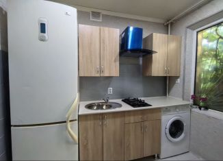 Сдам в аренду трехкомнатную квартиру, 50 м2, Сочи, Садовая улица, 68