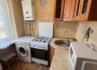 Сдаю 2-комнатную квартиру, 48 м2, Азов, улица Макаровского, 31