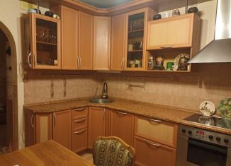 Продаю 4-ком. квартиру, 83 м2, Челябинск, улица Захаренко, 5