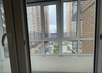 Трехкомнатная квартира в аренду, 66 м2, Краснодар, улица Григория Булгакова, 10