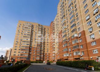 Продаю двухкомнатную квартиру, 65.3 м2, Челябинск, улица Аношкина, 10