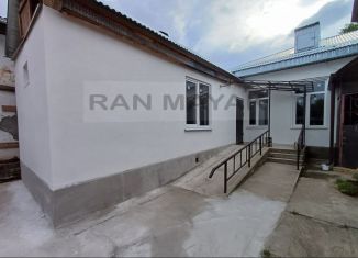 Продается 3-комнатная квартира, 60.8 м2, Майкоп, улица Челюскинцев, 10