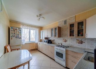 Продам трехкомнатную квартиру, 70 м2, Саратов, улица имени Академика С.Г. Навашина, 40/2