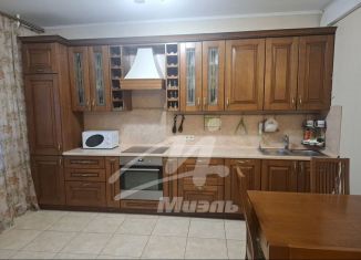 Сдаю 2-ком. квартиру, 72 м2, Подольск, улица 43-й Армии, 19