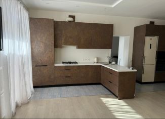 Продам 4-комнатную квартиру, 150 м2, Великие Луки, Лазавицкая набережная, 17