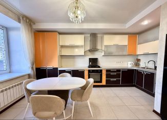 Трехкомнатная квартира в аренду, 85 м2, Казань, Чистопольская улица, 70