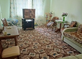 Продается 2-ком. квартира, 78 м2, Ейск, Коммунистическая улица, 85/6