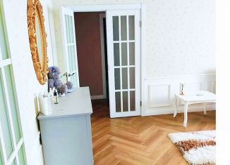 Продаю трехкомнатную квартиру, 100 м2, Барнаул, улица Короленко, 113