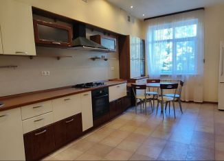 Продается 3-комнатная квартира, 187 м2, Рязань, Садовая улица, 32