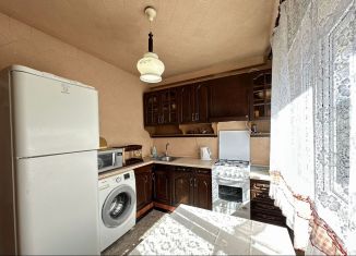 Сдам в аренду трехкомнатную квартиру, 70 м2, Сочи, улица Яна Фабрициуса, 2/36